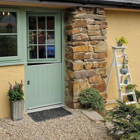 The Bothy Near Tenby, Big Projector Screen, Four-Poster Bed, On-Site Hot Tub Access Via Spa Pack, Breakfast Dış mekan fotoğraf