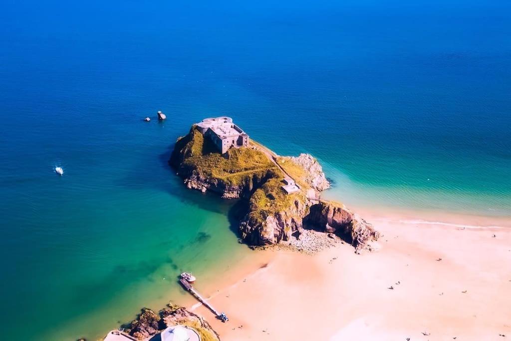 The Bothy Near Tenby, Big Projector Screen, Four-Poster Bed, On-Site Hot Tub Access Via Spa Pack, Breakfast Dış mekan fotoğraf