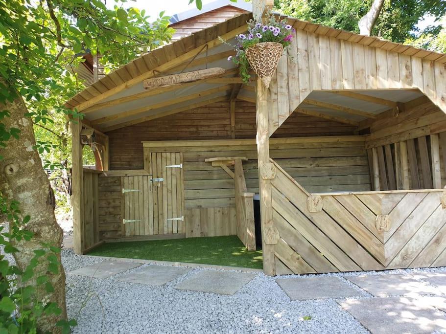 The Bothy Near Tenby, Big Projector Screen, Four-Poster Bed, On-Site Hot Tub Access Via Spa Pack, Breakfast Dış mekan fotoğraf
