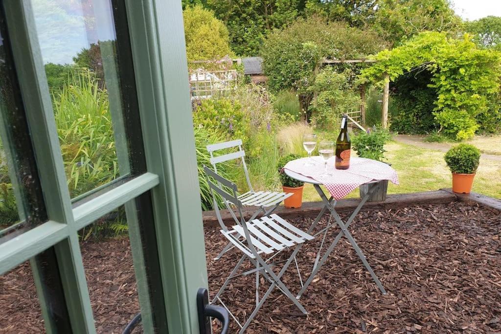 The Bothy Near Tenby, Big Projector Screen, Four-Poster Bed, On-Site Hot Tub Access Via Spa Pack, Breakfast Dış mekan fotoğraf
