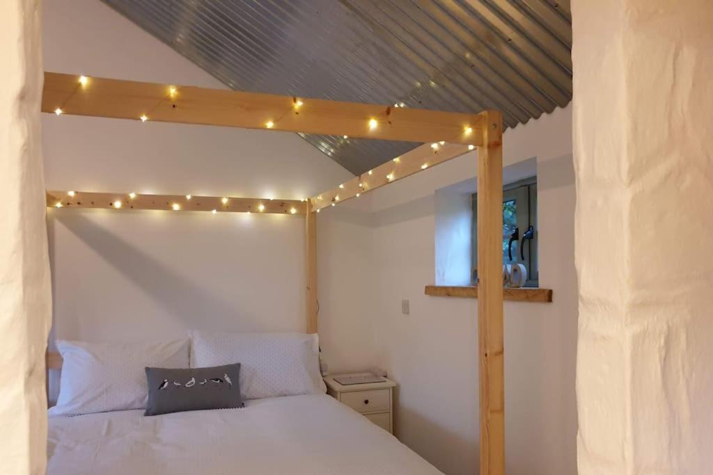 The Bothy Near Tenby, Big Projector Screen, Four-Poster Bed, On-Site Hot Tub Access Via Spa Pack, Breakfast Dış mekan fotoğraf