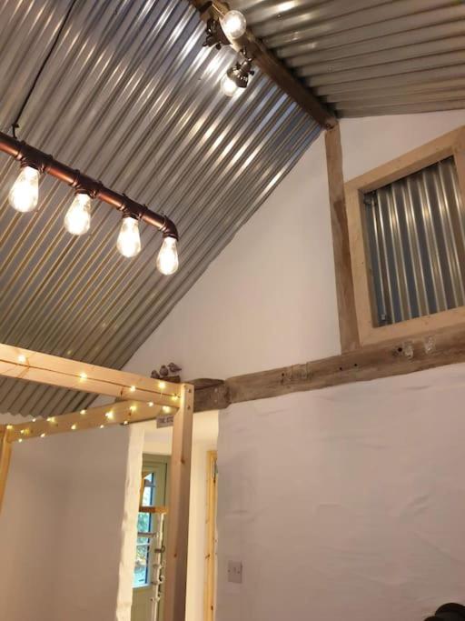 The Bothy Near Tenby, Big Projector Screen, Four-Poster Bed, On-Site Hot Tub Access Via Spa Pack, Breakfast Dış mekan fotoğraf