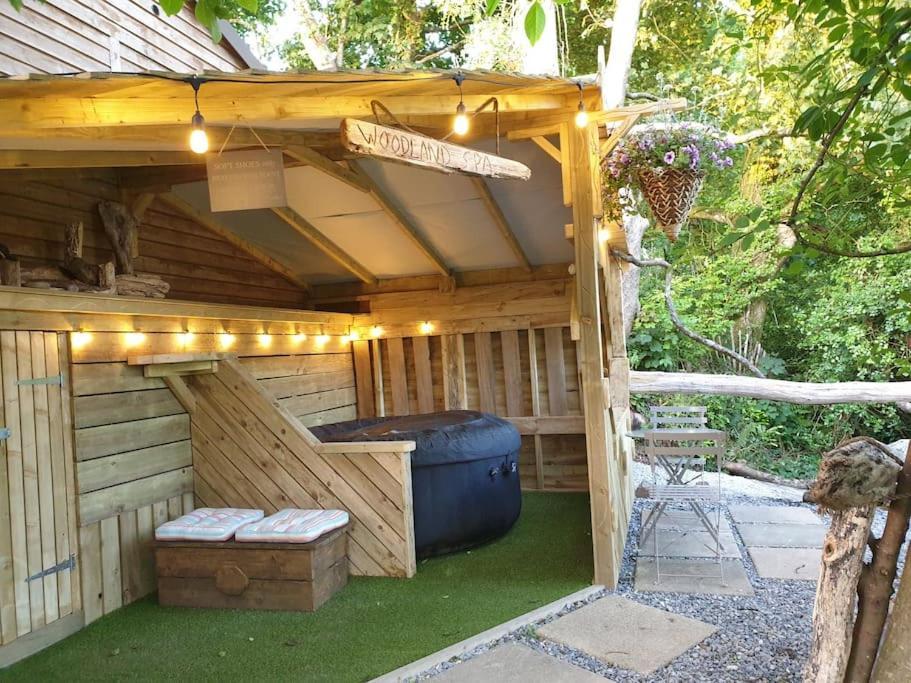 The Bothy Near Tenby, Big Projector Screen, Four-Poster Bed, On-Site Hot Tub Access Via Spa Pack, Breakfast Dış mekan fotoğraf