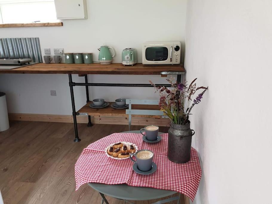 The Bothy Near Tenby, Big Projector Screen, Four-Poster Bed, On-Site Hot Tub Access Via Spa Pack, Breakfast Dış mekan fotoğraf