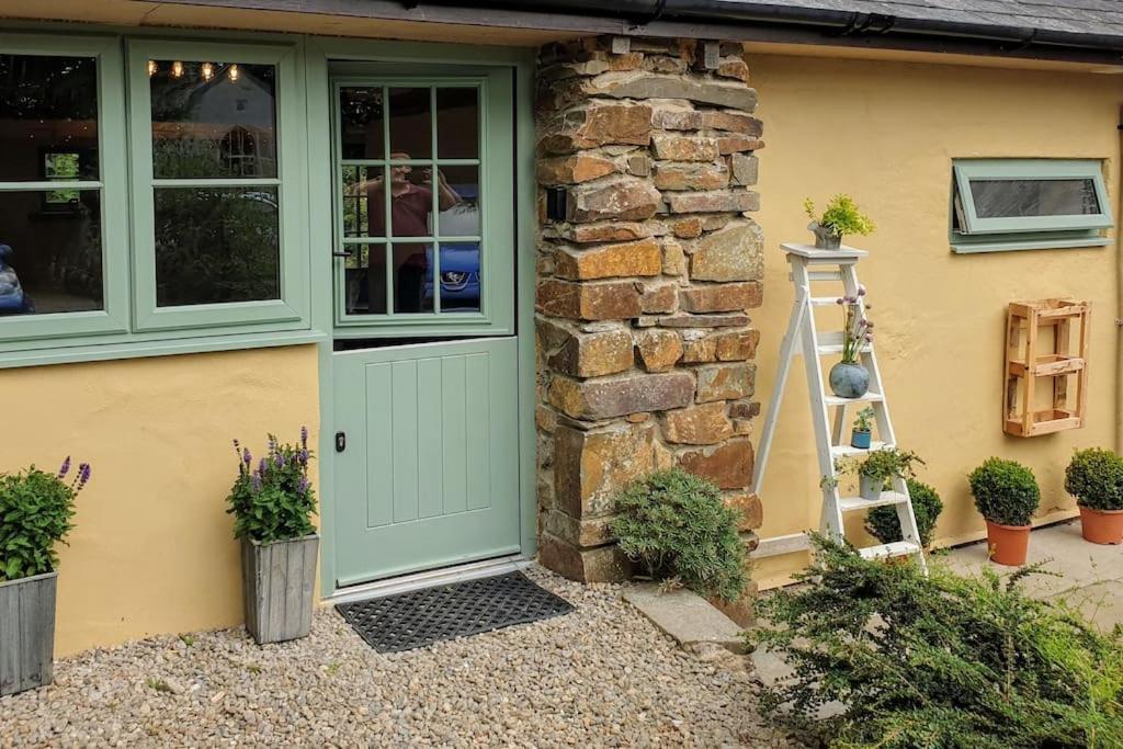 The Bothy Near Tenby, Big Projector Screen, Four-Poster Bed, On-Site Hot Tub Access Via Spa Pack, Breakfast Dış mekan fotoğraf