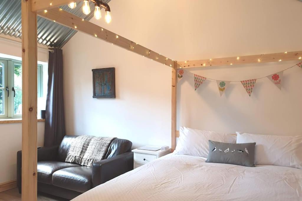 The Bothy Near Tenby, Big Projector Screen, Four-Poster Bed, On-Site Hot Tub Access Via Spa Pack, Breakfast Dış mekan fotoğraf