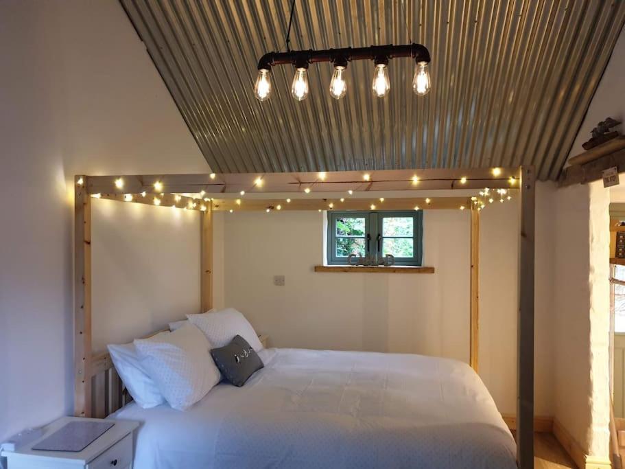 The Bothy Near Tenby, Big Projector Screen, Four-Poster Bed, On-Site Hot Tub Access Via Spa Pack, Breakfast Dış mekan fotoğraf