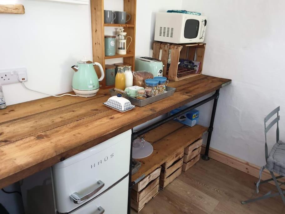 The Bothy Near Tenby, Big Projector Screen, Four-Poster Bed, On-Site Hot Tub Access Via Spa Pack, Breakfast Dış mekan fotoğraf