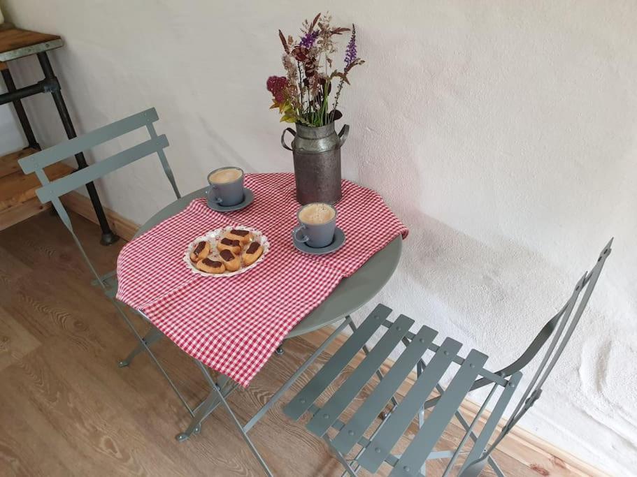 The Bothy Near Tenby, Big Projector Screen, Four-Poster Bed, On-Site Hot Tub Access Via Spa Pack, Breakfast Dış mekan fotoğraf